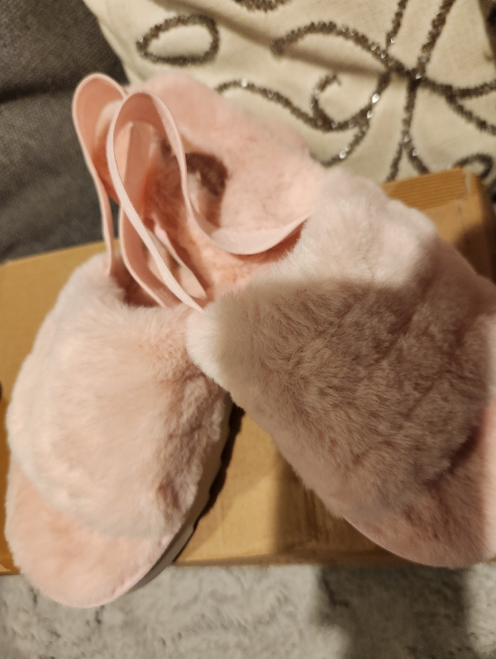 Koolaburra UGG Pink Plush Fur Slide Slippers Size 8 NIB